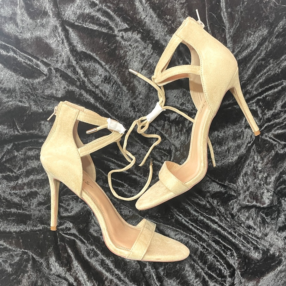 Sz 10 Lulu’s Creamy Tan Suede Like Ankle Tie Heels w/ Zipper Back NWOT
